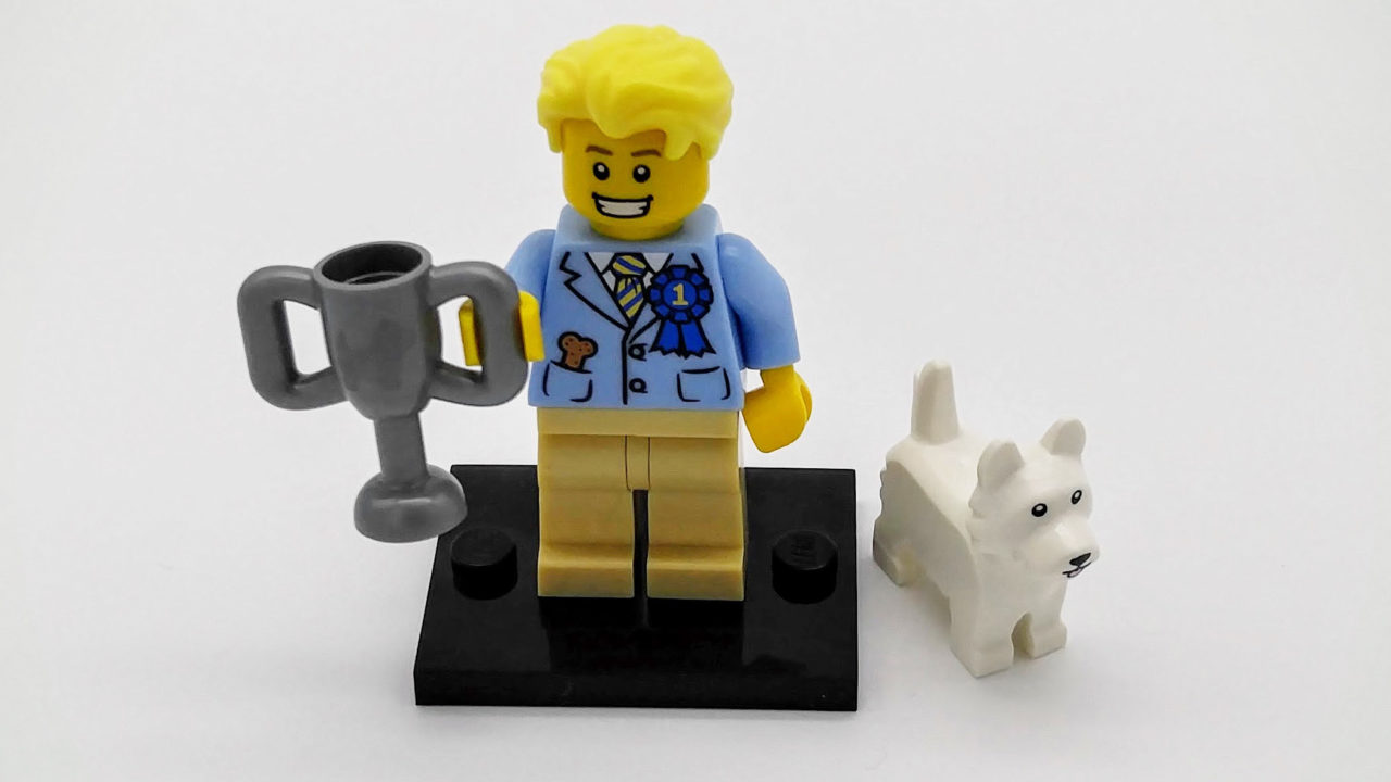 Legomann viser fram et trofe.